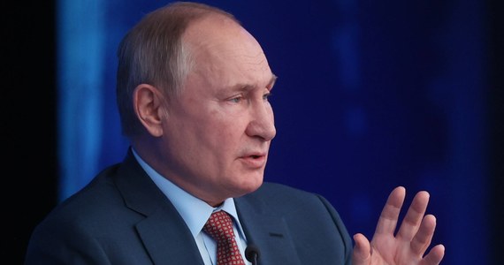 Prezydent Rosji Władimir Putin oskarżył Zachód o eskalację napięcia w Europie - pisze Reuters. Dodał, że Rosja jest zaniepokojona rozlokowywaniem elementów systemu obrony przeciwrakietowej USA przy jej granicach i ewentualnym pojawieniem się zestawów na Ukrainie. "W sprawie Ukrainy Rosja nie ma dokąd się cofać, jeśli pojawi się tam uzbrojenie" - mówił. 