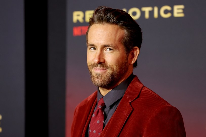 Istnieje teoria mówiąca o tym, że każdy z nas ma gdzieś na świecie swojego sobowtóra. Okazuje się, że Ryan Reynolds swego lustrzanego odbicia nie musi daleko szukać. Jak ujawnił w najnowszym wywiadzie, pracownicy jednej z nowojorskich pizzerii od lat mylą go z Benem Affleckiem. "Nie wyprowadzam ich z błędu, bo nie wyszedłbym na tym dobrze" - przyznał skromnie gwiazdor "Deadpoola".