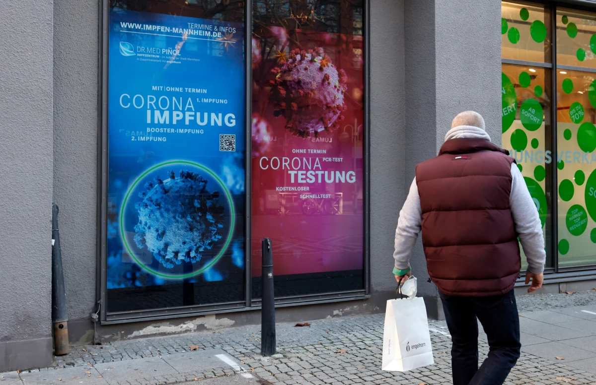 Instytut im. Roberta Kocha (RKI) w Niemczech zalecił "maksymalne ograniczenie kontaktów" w związku z rozprzestrzenianiem się w kraju wariantu koronawirusa o nazwie Omikron. Nowe zalecenia powinny zacząć obowiązywać "natychmiast" i trwać do połowy stycznia - napisał RKI na Twitterze. 