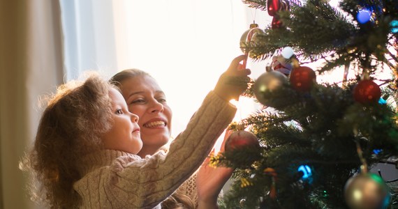 Zdrowia, radości, uśmiechu na twarzy, a także pieniędzy. Świąteczne życzenia z okazji Bożego Narodzenia mogą wzruszyć, rozbawić i być idealnym dopełnieniem prezentu dla bliskiej osoby. Sprawdź, jak zaskoczyć w ten wyjątkowy czas rodzinę, bliskich i dalszych znajomych oraz współpracowników.