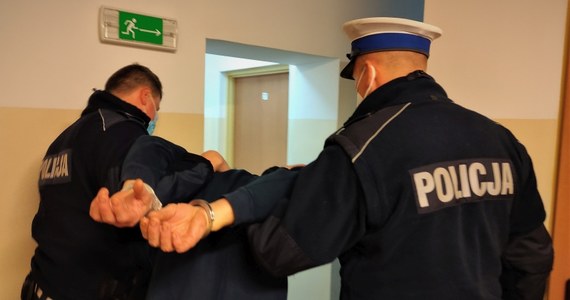 ​46-letni Ukrainiec, podejrzany o ugodzenie nożem w klatkę piersiową 37-latka, obywatela tego samego kraju, decyzją sądu został tymczasowo aresztowany - poinformowały we wtorek służby prasowe pomorskiej policji. Do zdarzenia doszło w jednym z domów w Bytowie.