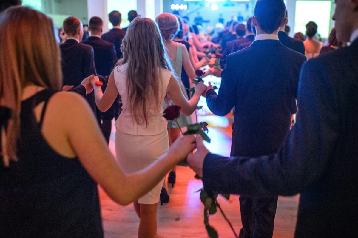 Wytyczne w sprawie organizacji studniówek przygotowały Ministerstwo Edukacji i Nauki we współpracy z Ministerstwem Zdrowia oraz Głównym Inspektoratem Sanitarnym. Imprezy mają odbywać się w sposób bezpieczny i z zachowaniem reguł sanitarno-higienicznych dostosowanych do aktualnej sytuacji epidemicznej.