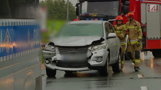 Groźnie wyglądająca kolizja w Krakowie. Kierowca Toyoty zagapił się i rozpędzony uderzył w tył jadące przed nim Suzuki, które siłą rozpędu wpadło jeszcze w Opla. Na całe szczęście nikomu nic się nie stało.

(Fragment programu "Stop drogówka").