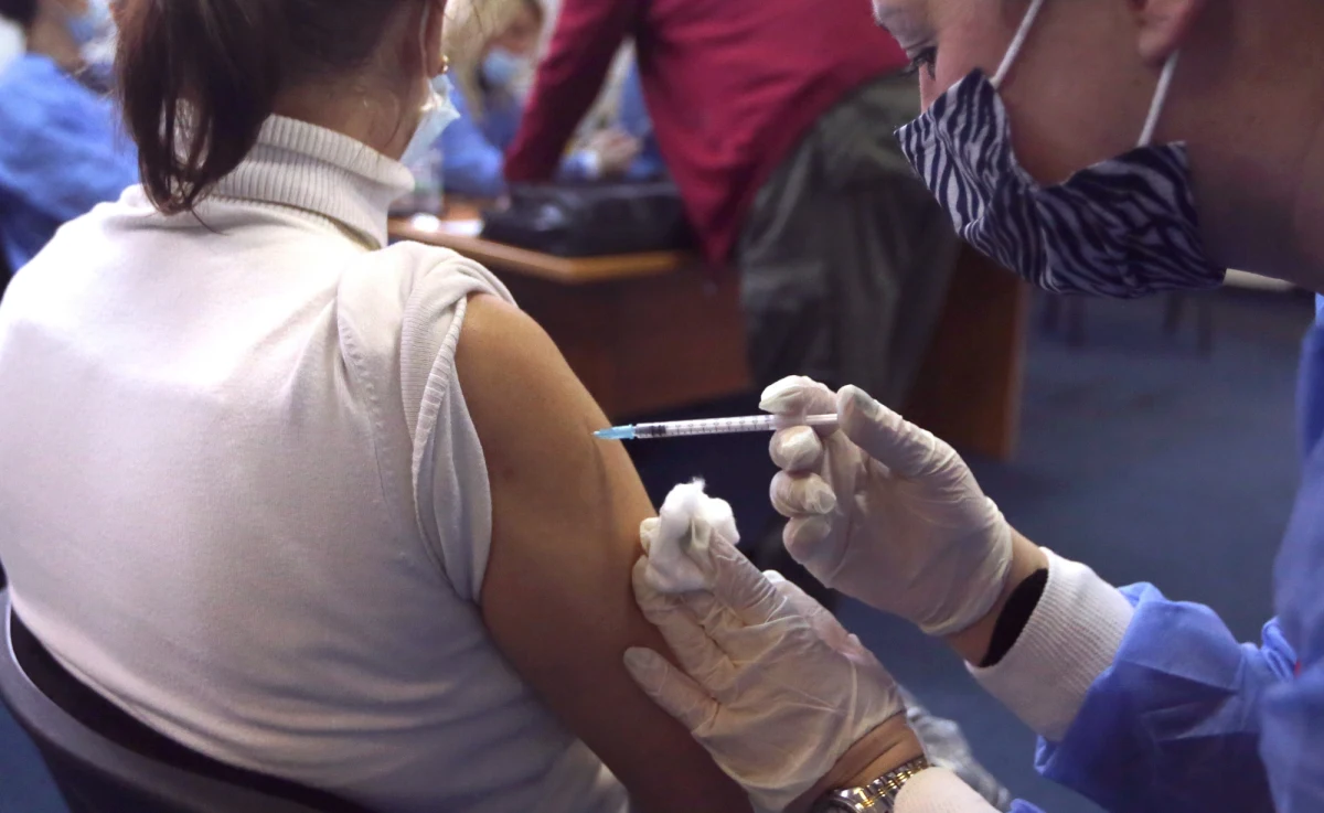 Komisja Europejska przyjęła przepisy, według których po szczepieniu podstawowym na Covid-19 unijny cyfrowy certyfikat Covid będzie ważny przez 9 miesięcy (270 dni) "do celów podróży wewnątrz UE". Do tej pory był to rok. Do przedłużenia ważności dokumentu będzie wymagana dawka przypominająca.