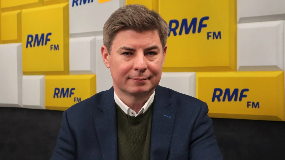 "Nie jesteśmy zainteresowani przetargiem na Pawła Kukiza. Widzimy wyraźnie, co się stało w ostatnich miesiącach. On jest w stanie podpisać weksel in blanco pod najbardziej obrzydliwymi działaniami tej władzy, jak chociażby kwestia "lex TVN" czy utrzymania Łukasza Mejzy w rządzie. Zawsze w najgorszych głosowaniach popiera PiS. Rozumiem, że tam doszło do jakiegoś dealu i mu się to opłaca. Czym my mamy przekupić Pawła Kukiza?" – mówił w Popołudniowej rozmowie w RMF FM rzecznik Platformy Obywatelskiej Jan Grabiec. 'Jeśli dzisiaj Paweł Kukiz mówi o tym, że znalazł zbliżenie z Kaczyńskim i że razem będą realizować program Pawła Kukiza to gdzie jest realizacja tego programu? Nic nie ma" - dodał. 
