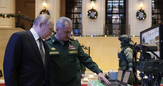 Prezydent Władimir Putin oświadczył na spotkaniu z rosyjskimi generałami, że Rosja odpowie "militarnie i technicznie", jeśli Zachód jej zagrozi. Szef MON Siergiej Szojgu oskarżył USA o szykowanie prowokacji na Ukrainie przy pomocy "substancji chemicznych".