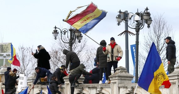 W Bukareszcie około 2 tys. przeciwników wprowadzenia obowiązkowych certyfikatów covidowych w miejscu pracy próbowało wedrzeć się do parlamentu Rumunii. Demonstranci zostali rozpędzeni przez policję.