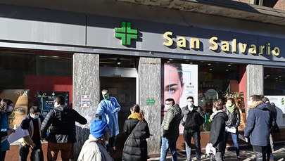 Włosi masowo testują się przed świętami. Kolejki przed aptekami