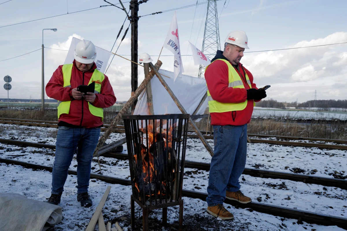 Blokady wysyłki węgla z kopalń do elektrowni – tak wygląda protest związkowców z Polskiej Grupy Górniczej po fiasku wtorkowych rozmów z zarządem spółki na temat rekompensat dla górników za pracę w weekendy. Blokady trwają w kilku kopalniach. 