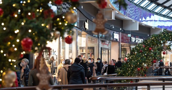 W grudniu w centrach handlowych ruch jest o jedną czwartą większy niż przed rokiem. Mimo to rekordowo rośnie także sprzedaż internetowa, co pokazuje, że Polacy na świętach nie oszczędzają - podaje "Rzeczpospolita".