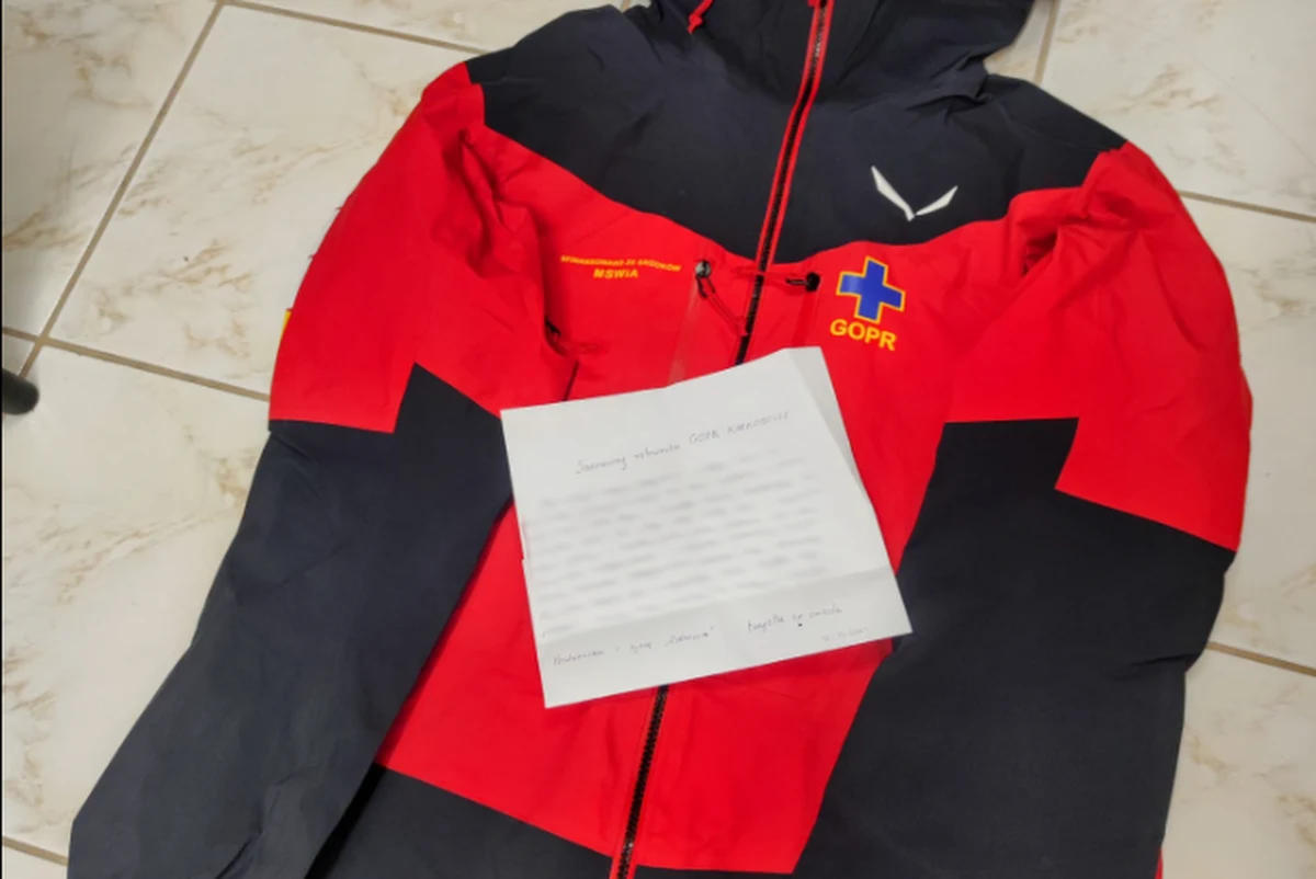 Skruszony turysta odesłał GOPR-owcom kurtkę, którą zabrał im po tym, jak ratowali go ze Śnieżki. Ratownicy zgłosili kradzież na policję, a oburzeni internauci zorganizowali nawet zbiórkę pieniędzy na zakup kolejnej. 