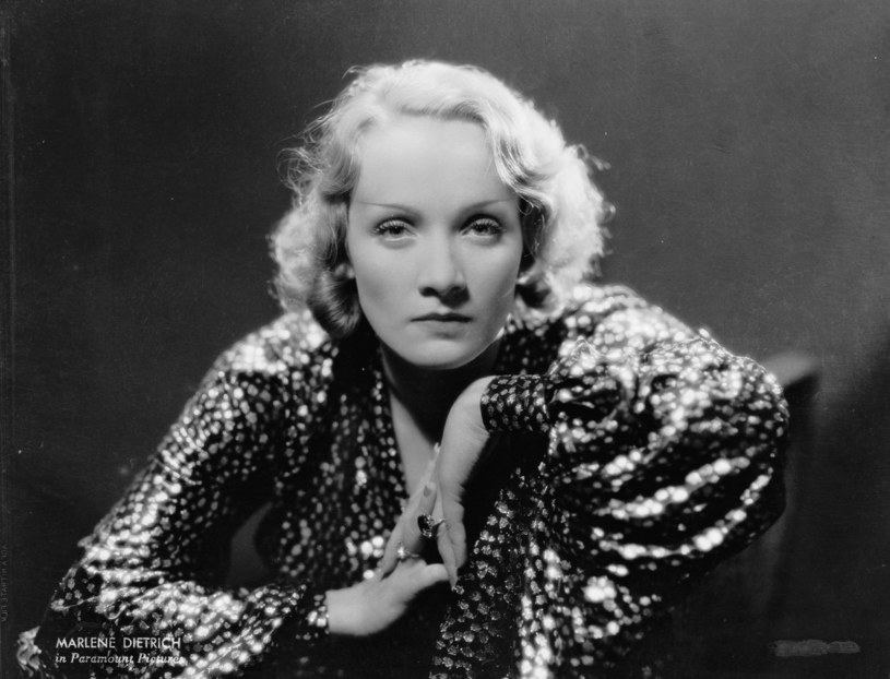 "Jesteś kobietą, która wychodząc z samochodu, czyni ulicy zaszczyt, stąpając po niej" - napisał w liście do Dietrich Ernest Hemingway. Była ikoną swoich czasów, a piosenki, które wykonywała, wciąż uchodzą za klasykę gatunku. Dziś mija 120 lat od jej narodzin. To wspaniała okazja, by przypomnieć losy Marlene Dietrich, niemieckiej aktorki, która sprzeciwiając się Hitlerowi, została wyklęta przez własną ojczyznę. 