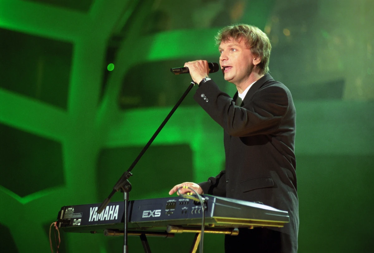 Mija 20. rocznica śmierci Grzegorza Ciechowskiego. Wokalista i multiinstrumentalista zmarł niespodziewanie 22 grudnia 2001 roku. Miał 44 lata. Lider zespołu Republika zostawił po sobie wspaniały i bogaty dorobek muzyczny.