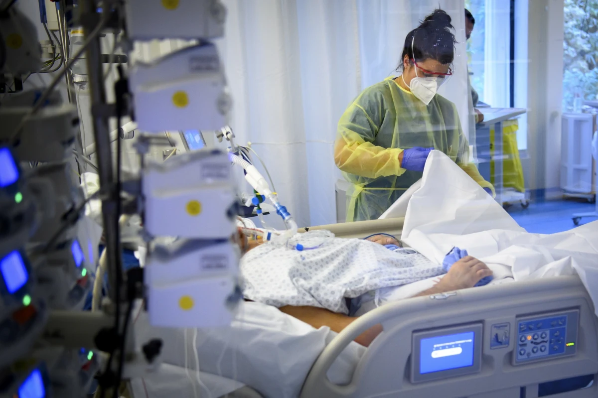 Resort zdrowia podał, że ostatniej doby z powodu Covid-19 zmarło w Polsce 775 osób. Nie niechlubny rekord IV fali epidemii koronawirusa w Polsce. Najwięcej zgonów odnotowano w Małopolsce.