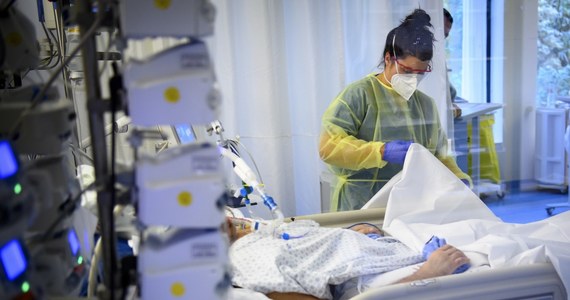 Resort zdrowia podał, że ostatniej doby z powodu Covid-19 zmarło w Polsce 775 osób. Nie niechlubny rekord IV fali epidemii koronawirusa w Polsce. Najwięcej zgonów odnotowano w Małopolsce.