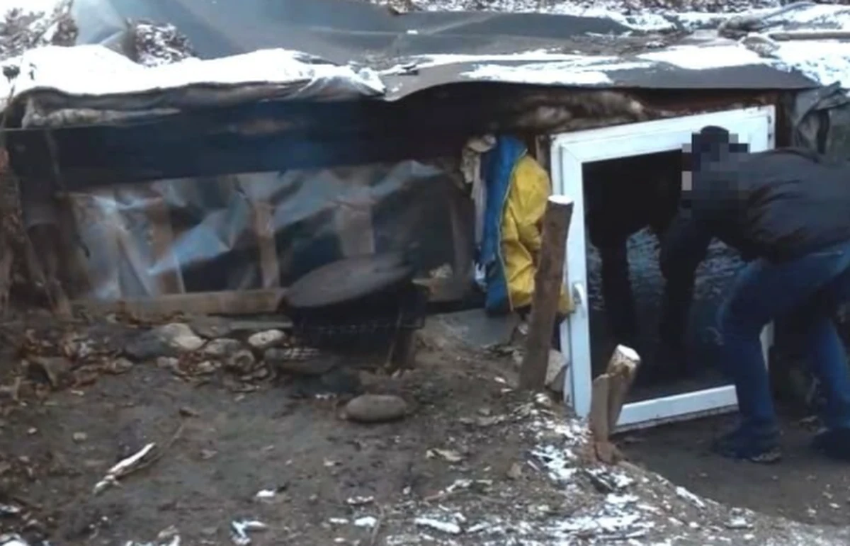 Przez 7 lat ukrywał się 47-letni mieszkaniec powiatu braniewskiego, bo nie chciał płacić alimentów na dzieci. Zamieszkał w ziemiance, którą zbudował głęboko w lesie.