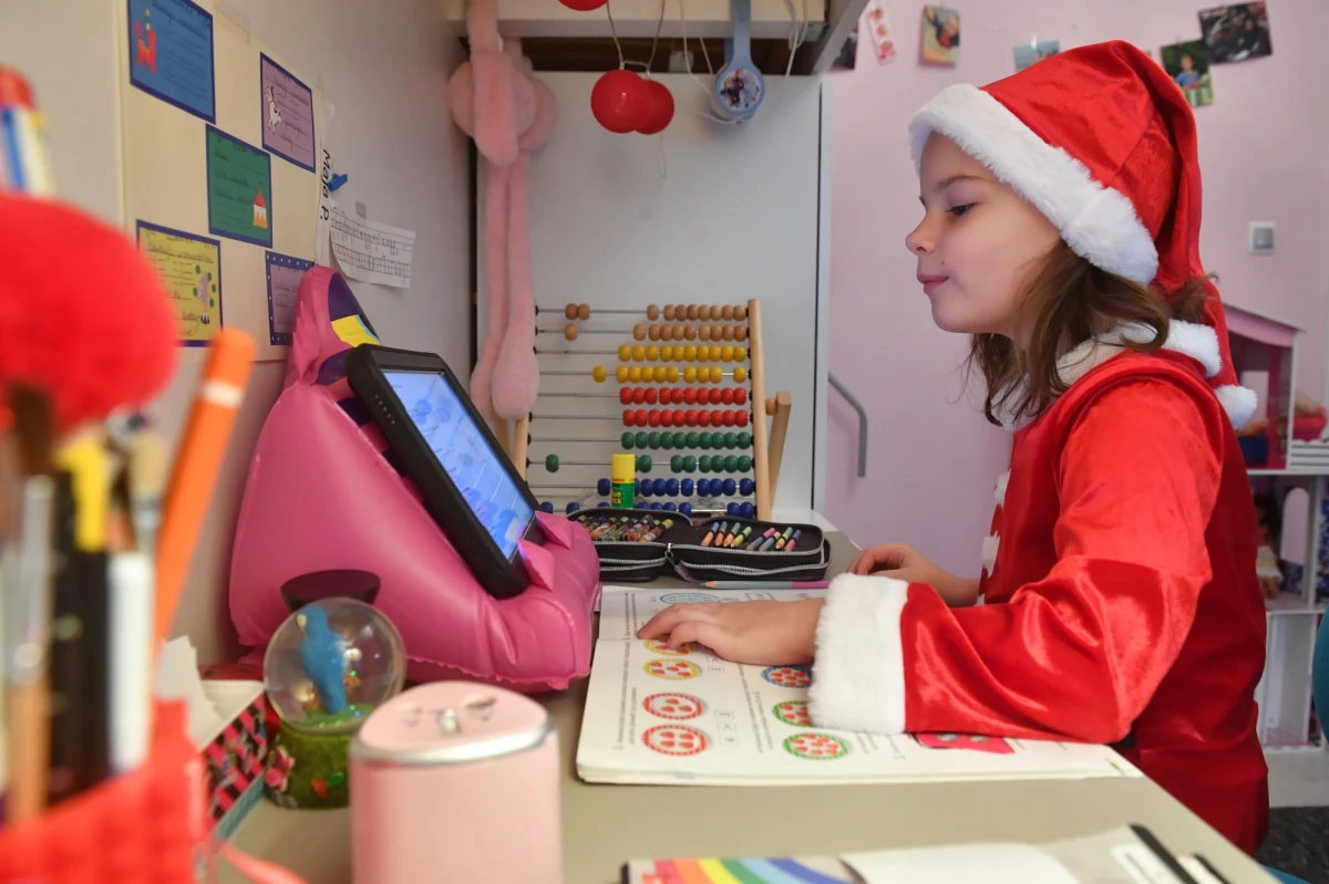 Zgodnie z decyzją rządu do 9 stycznia przyszłego roku uczniowie uczą się zdalnie. Do nauki stacjonarnej w szkole mają wrócić od poniedziałku 10 stycznia. Ale czy na pewno? "Wszystkie scenariusze są możliwe" - zastrzega rzecznik resortu zdrowia. 