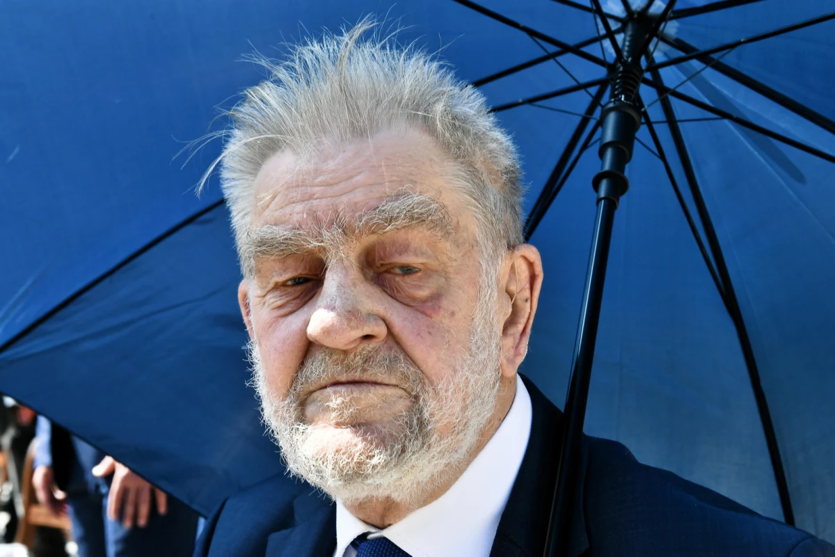 400 tys. zł zadośćuczynienia i odszkodowania otrzyma Andrzej Gwiazda za trwające ponad rok internowanie w stanie wojennym – orzekł Sąd Apelacyjny w Gdańsku. Utrzymał tym samym w mocy wyrok Sądu Okręgowego w Gdańsku z lipca tego roku. We wcześniejszym orzeczeniu sąd przyznał Gwieździe 25 tys. zł. Gwiazda domagał się od Skarbu Państwa 2 mln zł.