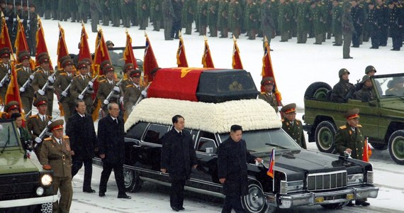 Władze Korei Północnej wprowadziły przymusową żałobę z okazji 10. rocznicy śmierci byłego przywódcy kraju Kim Dzong Ila. Przez 11 dni mieszkańcy muszą się powstrzymać od rozrywek, a zakazany jest nawet śmiech - podało radio Radia Wolna Azja (RFA), cytując źródła w Korei Płn.
