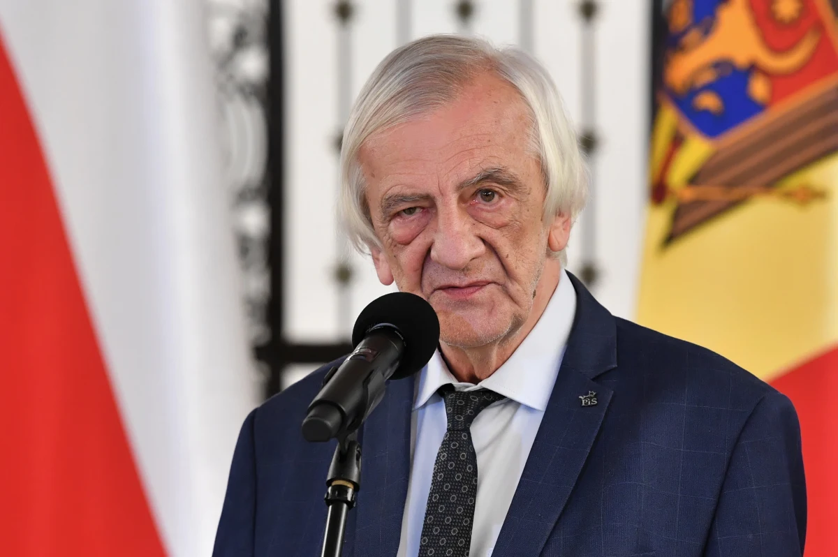 Wicemarszałek Sejmu i szef klubu PiS Ryszard Terlecki pytany przez dziennikarzy o wiceministra sportu Łukasza Mejzę oświadczył, że po powrocie z urlopu zostanie odwołany z rządu. "Mejza z pewnością nie będzie już w rządzie" - powiedział Terlecki. Wcześniej premier Mateusz Morawiecki zapowiedział, że decyzje personalne dotyczące Mejzy zapadną do końca roku. Szef rządu zaznaczył także, że sam wiceminister dementuje wszystkie doniesienia na swój temat. 