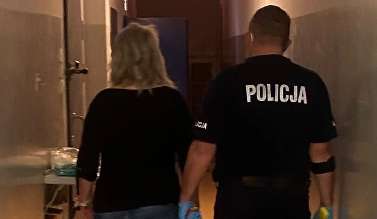 Gdyńscy policjanci zatrzymali 29-latkę, która uderzyła seniorkę, gdy ta w trolejbusie poprosiła ją o założenie maseczki. Jak się okazało, zatrzymana kobieta dzień wcześniej w podobnych okolicznościach zaatakowała inną mieszkankę Gdyni i zniszczyła jej okulary.