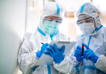 Omikron rozprzestrzenia się w Europie. Kolejne kraje wprowadzają obostrzenia