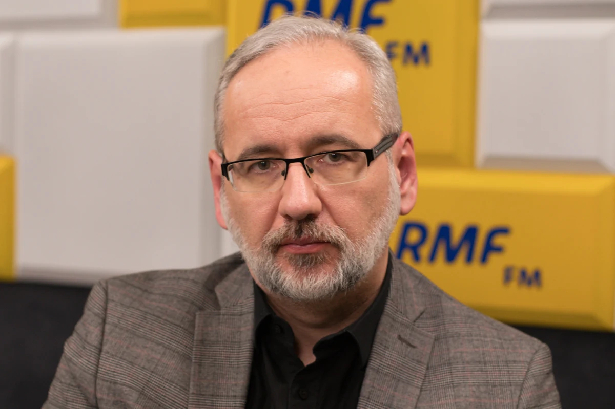 "Zakładamy, że fala czwarta wywoływana przede wszystkim mutacją Delta płynnie przejdzie w falę piątą, już związaną ściśle z Omikronem" - mówił w Popołudniowej rozmowie w RMF FM minister zdrowia Adam Niedzielski, pytany o rozwój epidemii koronawirusa w Polsce. "Prawdopodobnie na koniec stycznia będziemy widzieli przyspieszenie i rozpoczęcie piątej fali w tym sensie, że zacznie się dominująca pozycja Omikrona - to ona będzie definiowała tę piątą falę" - dodał. 