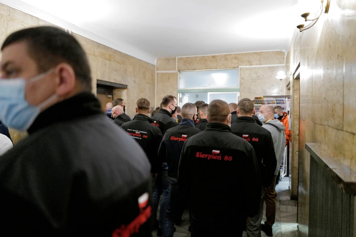 Związkowcy z Sierpnia'80, od poniedziałku okupujący salę konferencyjną w katowickiej siedzibie Polskiej Grupy Górniczej (PGG), w środę po południu zakończyli protest w tej formie i opuścili budynek spółki. Kończą się też blokady kolejowej wysyłki węgla z kopalń do elektrowni.