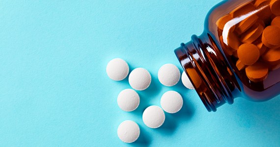 Amerykańska Agencja Żywności i Leków (FDA) dopuściła w środę w trybie nadzwyczajnym do użytku Paxlovid, opracowany przez koncern Pfizer lek przeciwko Covid-19. Jest to pierwszy dopuszczony w USA lek antycovidowy w postaci doustnych pigułek.