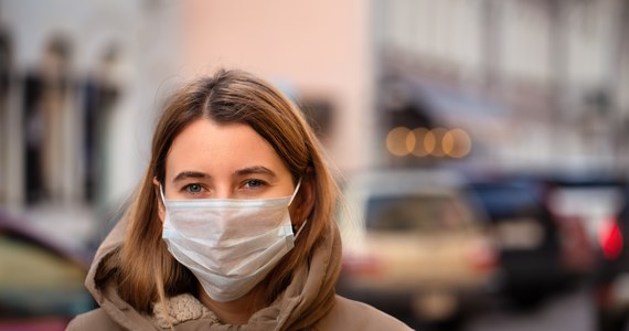 Rząd Hiszpanii ogłosił w środę przywrócenie obowiązku noszenia na ulicach masek ochronnych. Wyjaśniono, że ma to związek z nasilającą się w kraju szóstą falą pandemii Covid-19.