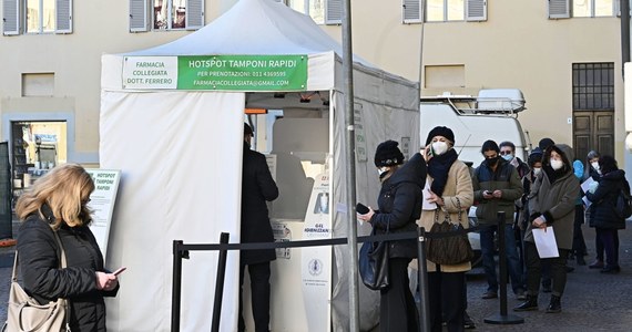 We Włoszech sto razy wzrosła liczba zakażeń wariantem koronawirusa Omikron - podaje w czwartek dziennik "La Repubblica" powołując się na przedstawiciela Ministerstwa Zdrowia. Obecnie jedna czwarta wszystkich zakażeń wywołana jest przez nowy wariant.