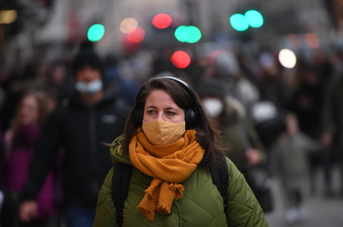 W przypadku zakażenia wariantem Omikron ryzyko hospitalizacji jest mniejsze w porównaniu z dotychczas dominującym wariantem Delta - sugerują dwa przeprowadzone w Wielkiej Brytanii badania, których wyniki zaprezentowano w środę.