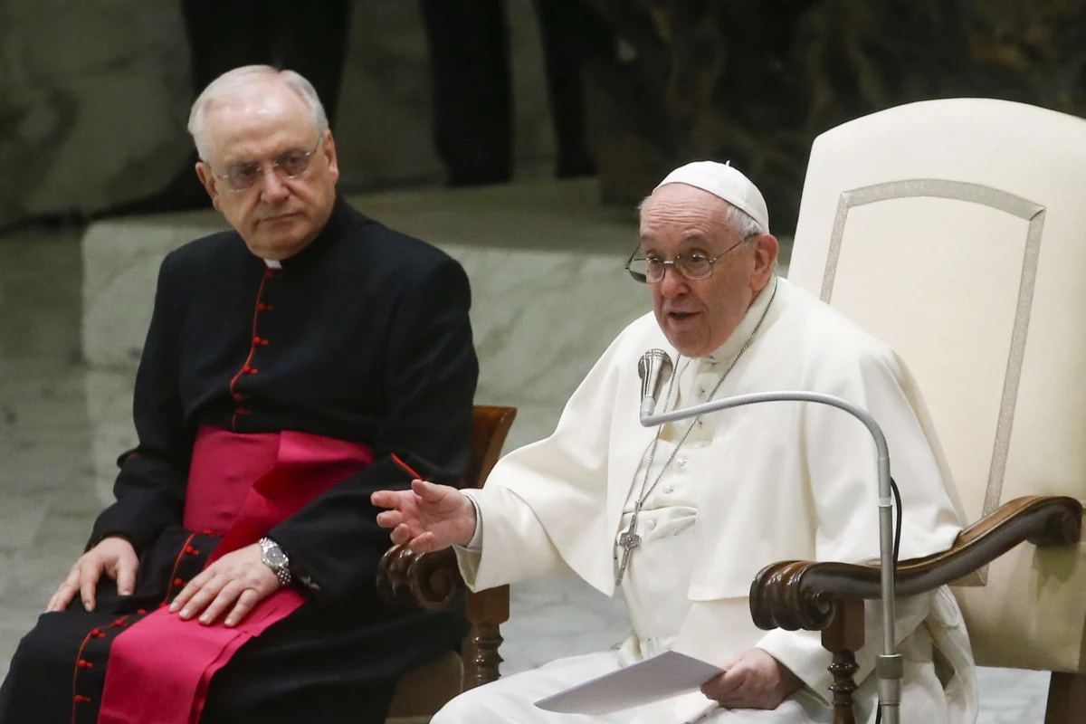 Tegoroczne uroczystości Bożego Narodzenia pod przewodnictwem papieża Franciszka odbędą się w Watykanie pod znakiem powrotu do względnej normalności. Będą przypominać te sprzed pandemii z ważnym wyjątkiem - pozostaje wymóg maseczek. Zasłaniać usta oraz nos trzeba będzie zarówno w bazylice, jak i na placu Świętego Piotra.