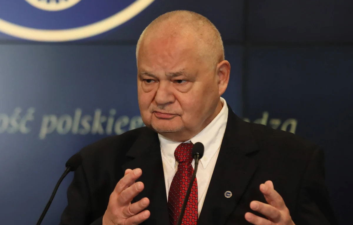 Narodowy Bank Polski będzie dostosowywać politykę pieniężną w taki sposób, by zgodnie z napływającymi danymi i ich oceną zapewnić powrót inflacji do celu inflacyjnego w średnim okresie - napisał w drukowanym wydaniu "Obserwatora Finansowego" prezes NBP Adam Glapiński. 