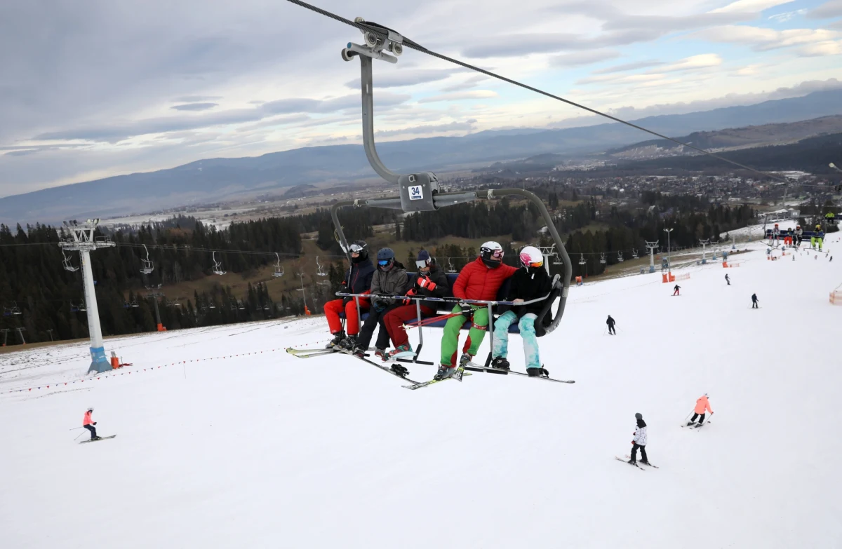 Nie planujemy zmiany terminu ferii zimowych - przekazało Ministerstwo Edukacji i Nauki. Dwutygodniowe ferie zimowe zgodnie z planem odbędą się w czterech terminach w styczniu i w lutym, w zależności od województwa.