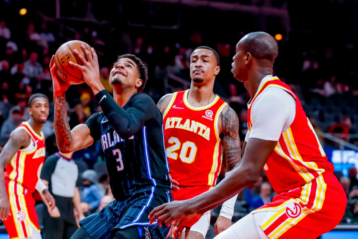 "Obecnie nie ma planów przerwania rozgrywek" - powiedział w wywiadzie ze stacją ESPN komisarz ligi NBA Adam Silver. Z powodu coraz większej liczby przypadków zakażenia koronawirusem wśród koszykarzy rośnie liczba odwoływanych meczów.