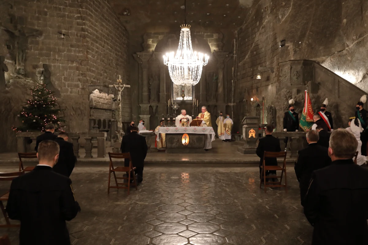 Zgodnie z kilkusetletnią tradycją górnicy Kopalni Soli „Wieliczka” biorą udział w Pasterce już w wigilijny poranek. Podobnie, jak w zeszłym roku w uroczystej mszy świętej witają weźmie udział jedynie grupa górników - pracowników kopalni. Pasterkę prosto z podziemnej kaplicy będzie można śledzić dzięki transmisji on-line o godz. 8:00.