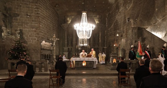 Zgodnie z kilkusetletnią tradycją górnicy Kopalni Soli „Wieliczka” biorą udział w Pasterce już w wigilijny poranek. Podobnie, jak w zeszłym roku w uroczystej mszy świętej witają weźmie udział jedynie grupa górników - pracowników kopalni. Pasterkę prosto z podziemnej kaplicy będzie można śledzić dzięki transmisji on-line o godz. 8:00.