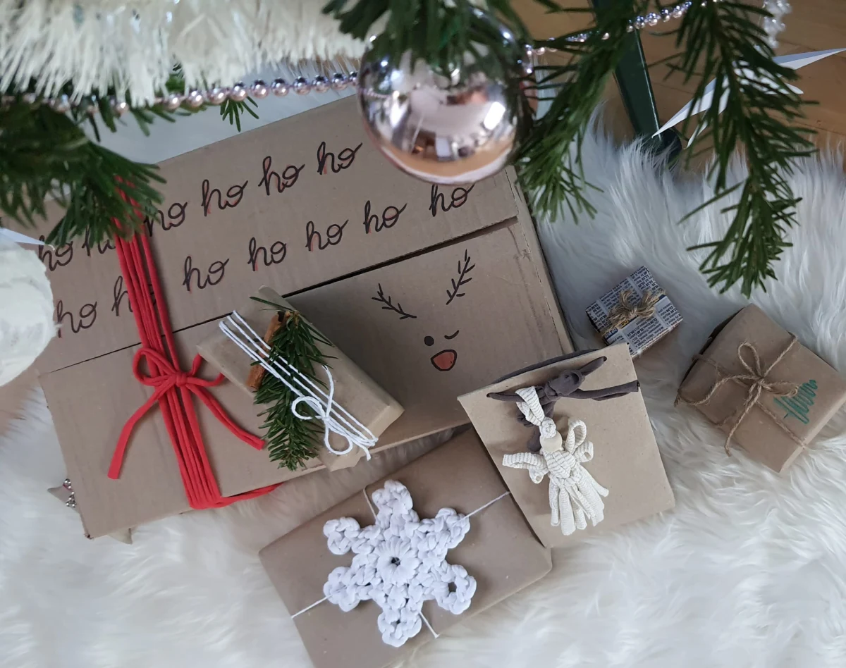 Ostatnie godziny przed Wigilią to ten moment, gdy zastanawiamy się, jak zapakować podarki pod choinkę. Choć wiele osób sięga po gotowe torby i papier, mamy kilka podpowiedzi, jak do zapakowania i ozdobienia prezentów wykorzystać to, co mamy pod ręką. Tak by było ładnie, elegancko i ekologicznie.