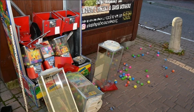 Okradli automat z zabawkami. Zabrali 3 tys. zł i plastikowe kulki 
