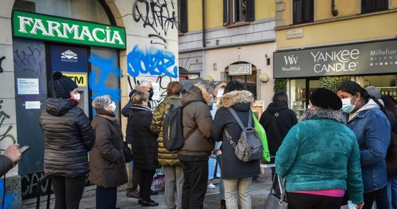 Włoski rząd wprowadza obowiązek noszenia maseczek także na zewnątrz. Ponadto skraca ważność paszportu covidowego do 6 miesięcy. Gabinet Mario Draghiego ogłosił nowe restrykcje w związku z pogorszeniem się sytuacji epidemicznej.