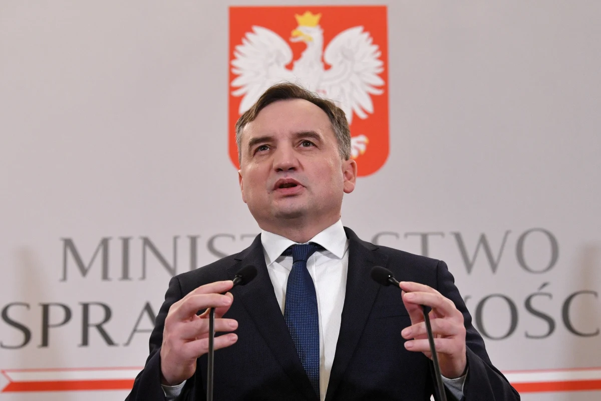 Minister sprawiedliwości Zbigniew Ziobro poinformował, że jeszcze dziś skieruje do Trybunału Konstytucyjnego wniosek o stwierdzenie niezgodności z polską konstytucją europejskiego rozporządzenia ws. mechanizmu wiążącego dostęp do środków unijnych z kwestią praworządności. Ziobro przypomniał również, że resort sprawiedliwości był przeciwny przyjęciu tzw. mechanizmu warunkowości. Dodał, że nie ma wątpliwości co do sprzeczności mechanizmu z polską konstytucją.