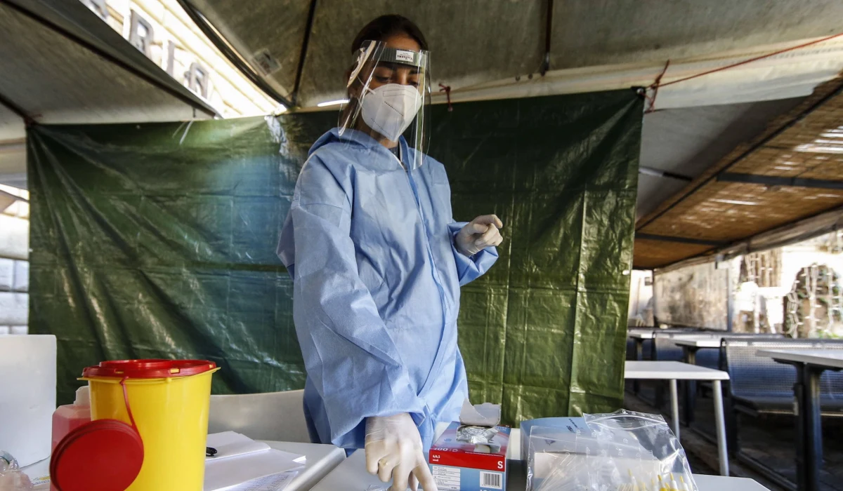 O 42 proc. wzrosła we Włoszech w ciągu tygodnia liczba zakażeń koronawirusem - podała medyczna fundacja Gimbe. To według ekspertów efekt wariantu Omikron, który odpowiada za około 28 proc. nowych infekcji. Instytut Służby Zdrowia przewiduje, że wkrótce będzie on dominował. 