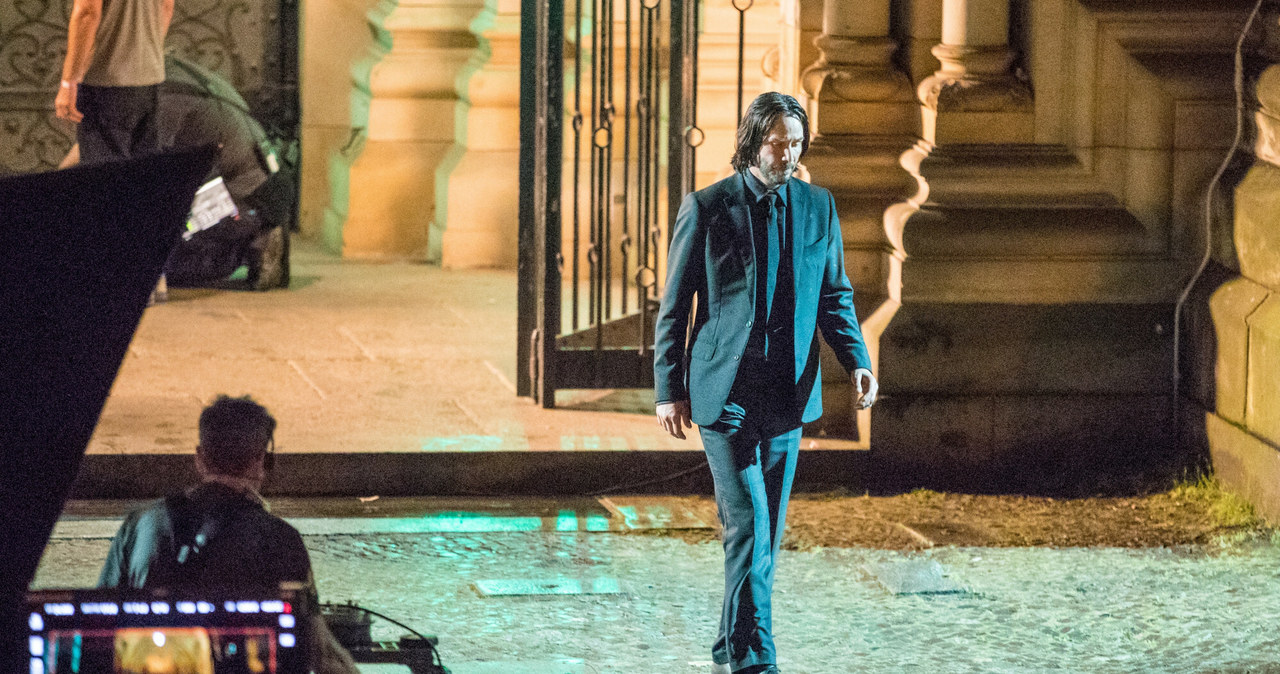 Studio Lionsgate opublikowało krótki teaser, w którym podana została nowa data premiery czwartej części sensacyjnej serii „John Wick”. Film, którego gwiazdą jest Keanu Reeves, trafi do kin 24 marca 2023 roku. To przesunięcie prawie o rok w stosunku do obowiązującej do teraz daty premiery, która według wcześniejszych ustaleń miała się odbyć 27 maja przyszłego roku.