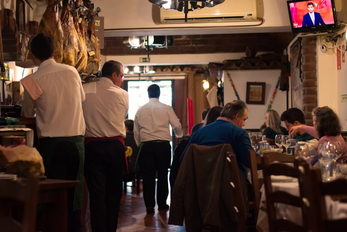 Rząd Portugalii wydał zgodę na przeprowadzanie przed wejściem do restauracji szybkich testów covidowych u gości takich lokali. Dotychczas informowano, że w okresie świąteczno-noworocznym akceptowane będą jedynie negatywne testy PCR lub antygenowe wykonane w placówkach służby zdrowia lub aptekach.