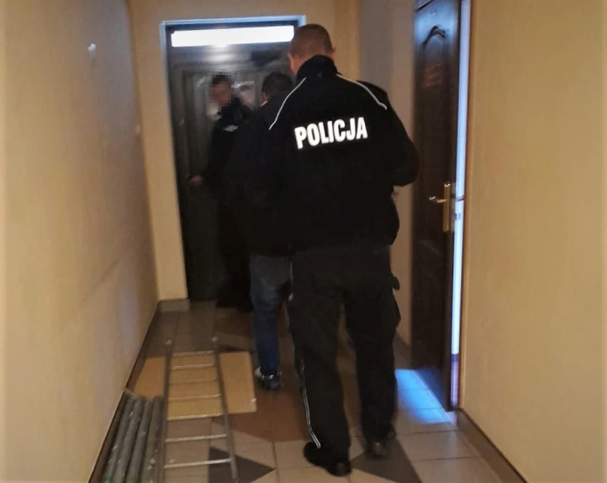 Policja zatrzymała dwóch mężczyzn, którzy mieli ostrzelać dom sędziego z Miastka i wzniecić pożar na jego posesji. 36-letni Piotr C. i 44-letni Radosław S. zostali tymczasowo aresztowani na miesiąc.