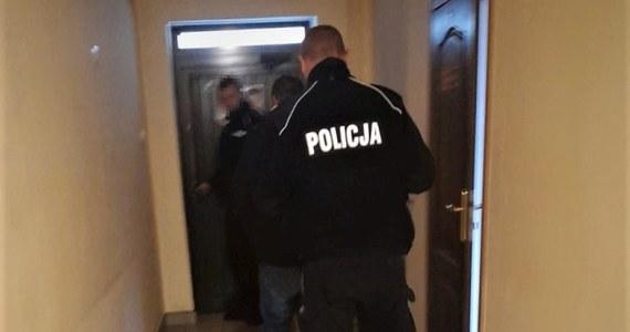 Policja zatrzymała dwóch mężczyzn, którzy mieli ostrzelać dom sędziego z Miastka i wzniecić pożar na jego posesji. 36-letni Piotr C. i 44-letni Radosław S. zostali tymczasowo aresztowani na miesiąc.