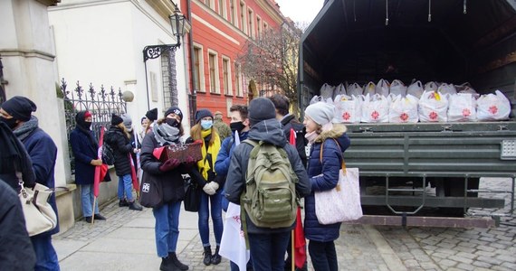 ​800 świątecznych paczek dla osób w kryzysie bezdomności rozdali w czwartek wolontariusze Caritas Archidiecezji Wrocławskiej i żołnierze WOT. Łącznie, przed świętami do potrzebujących trafiło 5 tys. różnego rodzaju paczek, a pomocą objętych zostało ok. 8 tys. osób. Paczki ufundowało miasto Wrocław i Bank Żywności.