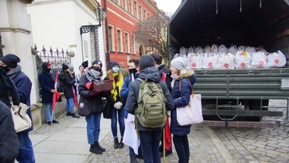 Wolontariusze we Wrocławiu rozdali paczki bezdomnym