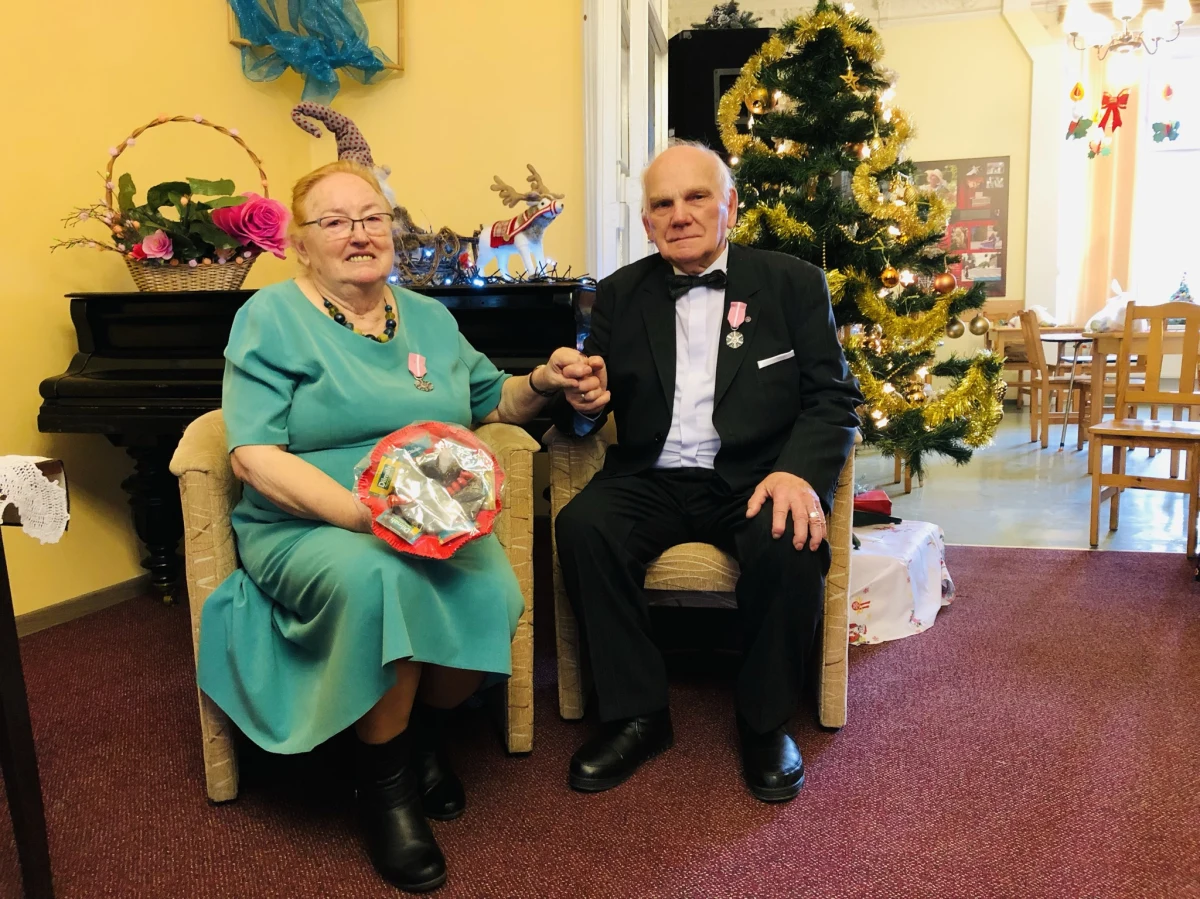 60 lat temu, dzień przed wigilią Bożego Narodzenia, dwoje młodych ludzi złożyło sobie przysięgę małżeńską. Dziś 23 grudnia Zofia i Andrzej Sypniewscy z Łodzi świętują diamentowe gody. 